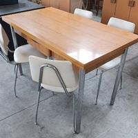 tavolo cucina estensibile con quattro sedie