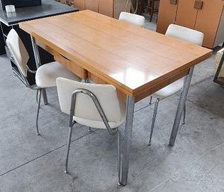tavolo cucina estensibile con quattro sedie