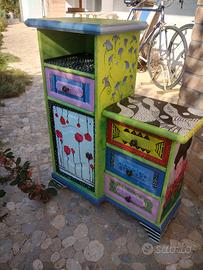 mobiletto d' arredo dipinto a mano 