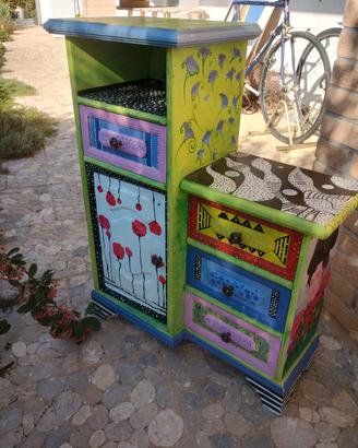 mobiletto d' arredo dipinto a mano 