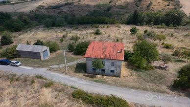 Casa indipendente, magazzino e 3 ettari di terreno
