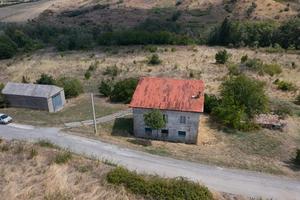 Casa indipendente, magazzino e 3 ettari di terreno