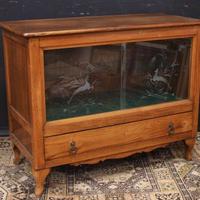 Mobile italiano con vetro decorato