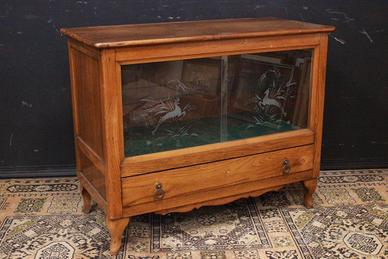 Mobile italiano con vetro decorato