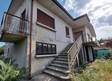 Immobile in asta di 179 m² con 3 locali e box auto