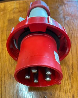 SPINA DIRITTA IP67 380/415V 3P+N+T 63A