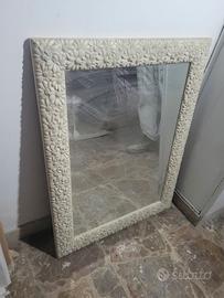 Specchio in Legno Bianco Panna con Fiori a Rilievo