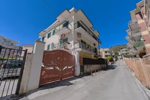 3 LOCALI A POZZUOLI