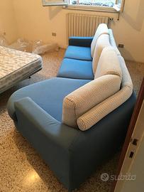 Divano 3/4 posti tessuto blu, cuscini color panna