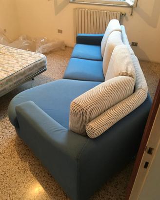 Divano 3/4 posti tessuto blu, cuscini color panna