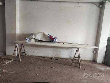 tavola da windsurf  con vela 