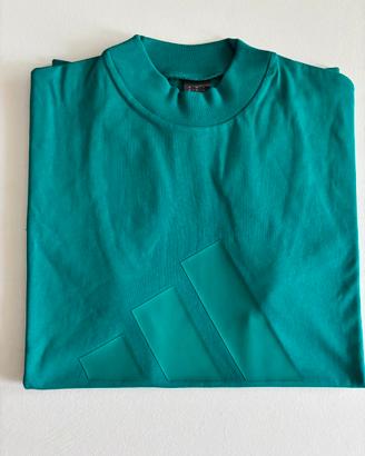T-shirt Adidas over Basketball
