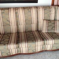 divano con due poltrone