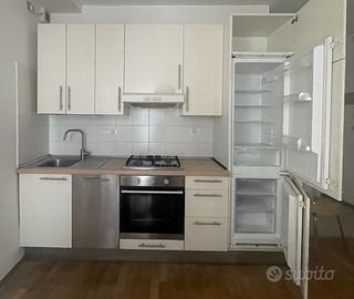 Cucina completa con elettrodomestici – Buono stato