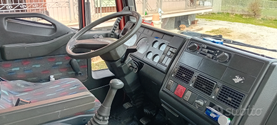 Camion Iveco con pedana