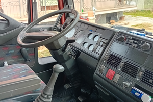 Camion Iveco con pedana