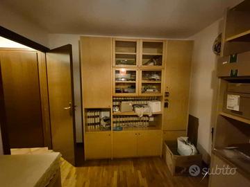 Studio in frassino, due pareti + scrivania