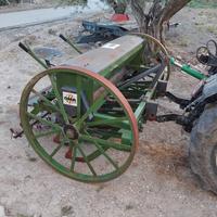 Seminatrice e trattore
