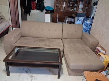 Divano letto con box e tavolo da soggiorno