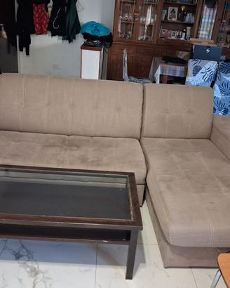 Divano letto con box e tavolo da soggiorno