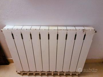 2  termosifoni uno da 10 elementi uno 9 elementi 