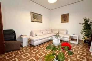 Casa indipendente di 287 m² con più di 5 locali a 