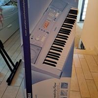 Pianola Yamaha con cavalletto