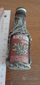 Bottiglia liquore in vetro ricoperta in corteccia