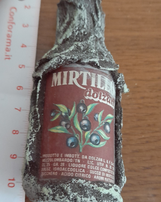 Bottiglia liquore in vetro ricoperta in corteccia