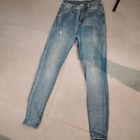 jeans skinny strappati 