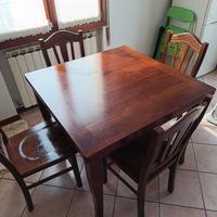 tavolo in legno con sedie