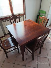 tavolo in legno con sedie
