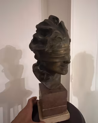 Busto della Dea bendata