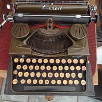 macchina da scrivere e Everest con valigetta 