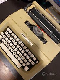 Macchina da scrivere Olivetti