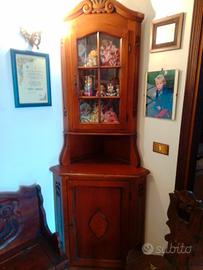 mobili salotto madia libreria e un angoliera 
