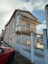 Casa con giaridno in via Campo Sportivo