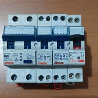 Interruttori elettrici di vari taglie.