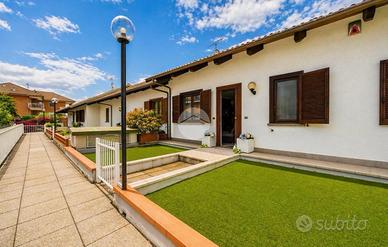 VILLA A SCHIERA A ALPIGNANO