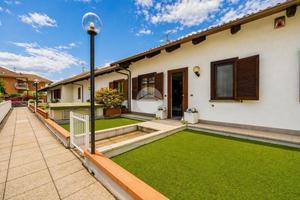 VILLA A SCHIERA A ALPIGNANO
