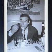 Stampa fotografica James Bond che mangia spaghetti