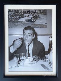 Stampa fotografica James Bond che mangia spaghetti