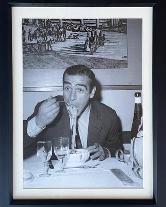 Stampa fotografica James Bond che mangia spaghetti