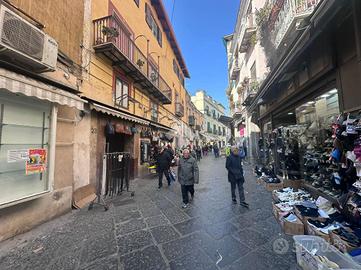 NEGOZIO A NAPOLI