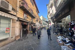 NEGOZIO A NAPOLI