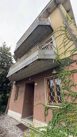 Villa di 525 m² con più di 5 locali e box auto a C