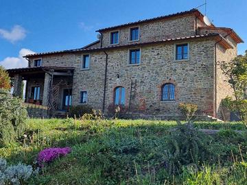 Rustico / Casale di 350 m² con 4 locali e box auto