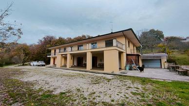 Prestigiosa villa singola immersa nel verde