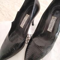 Décolléte in pelle nera pitonata Castellana