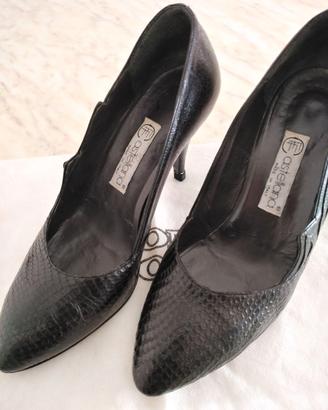 Décolléte in pelle nera pitonata Castellana